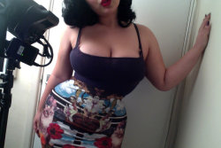 killerkurves:  myrisingvoice:  Photos came out awful so I took some on me mac hahaha.I bloody love this skirt by the way! Best thing I’ve ever bought from Topshop! 