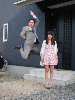 uglythieves:hohentai:Dads jumping next to their daughters is Japan’s latest amazing trend  This is so funny and cute omg  daught i am pride 