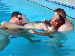 megabaerchen:  mykindofbears:bigbearnchaser:  BigBear had some sexy-fun-times with a couple of friends in Palm Springs recently. Gotta love pool fun, though you don’t often see pics of it on Tumblr — especially when it comes to chubs and chasers.