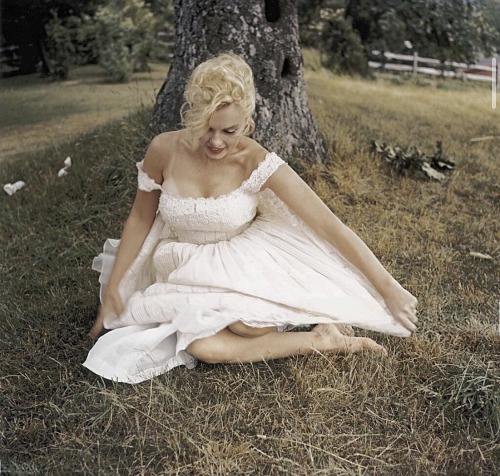 perfectlymarilynmonroe:  Marilyn Monroe photographed in Amagansett, NY, by Sam Shaw in 1957. The Millers rented a summer home in Long Island for the spring and summer months where they enjoyed a quiet life together. Sam Shaw was hired to shoot them for