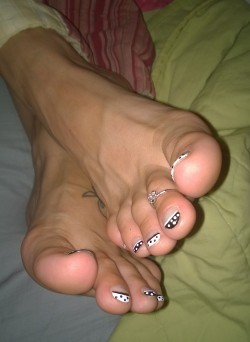msprettyfeet69:  My pretty toes :)Gorgeous