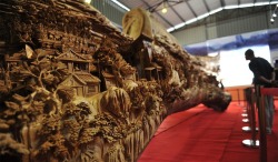 Celestiteblue:  Charlietimms:  Zheng Chunhui, A Famous Chinese Wood Carver Spent
