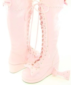 kawaiistomp:  Sweet lolita pink boots ~ (photo