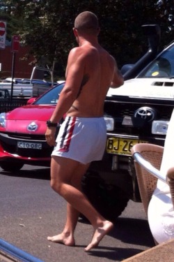 thongfaggot:  Straight blokes, footy shorts and bare feet - the typical Aussie male uniform!