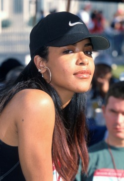 queen-aaliyah:  Aaliyah attending the Revlon Run/Walk For Women May 13, 2000 in Los Angeles, CA 