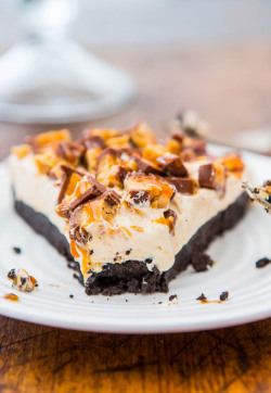 Wehavethemunchies:  No-Bake Deep-Dish Peanut Butter Snickers Pie With Salted Caramel