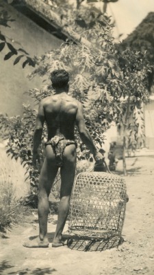 Via Collectie P.F. ValoisKitty&rsquo;s picturebook from her trip &ldquo;Bandoeng-Soerabaja-Bali. Balireis 1939. Ned-Indië  Balinese man with guwungan  