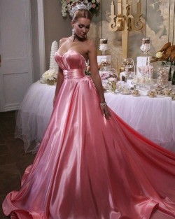 herhappysissywife:  wearssatin: Pink Themed WeddingsAs more and more sissies “tie the knot”, weddings with more feminine pink themes are creating quite a market in the bridal industry.