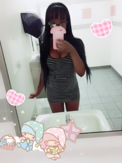 pwincessbunny:do you think people will notice i have no panties on today? 🍬💕  (i’m at school…)