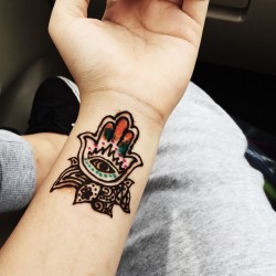 quick little hamsa by @_vanathysharma #henna