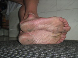realfeetmaturesoles:    mature soles, smelly feet  