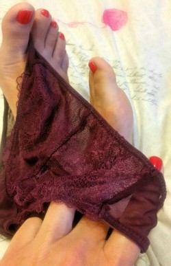 brujitalove:  feet-female-fetish:  brujitalove: Purple….. And red…Good Morning Tumblr….Good Morning @brujitalove…You make me very horny…  @feet-female-fetish muaaaakkk 