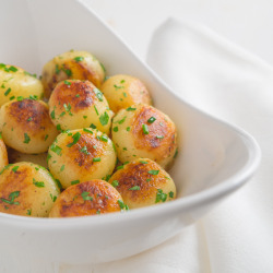 justbesplendid:  Potatoes rissole by Southernboy Dishes Ingredients 2 pounds small red potatoes, peeled 1 tablespoon kosher salt 4 tablespoons butter, softened 1 tablespoon finely chopped flat leaf parsley 1 tablespoon finely chopped chives, tarragon,