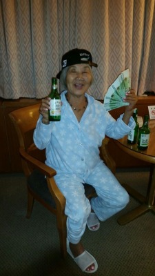 idkitstommy:  houseofbrando:  you’ve been visited by the ✨grandma of prosperity✨🍻  reblog for good fortune and mad cash 💰💸💥🔫💸💰   og