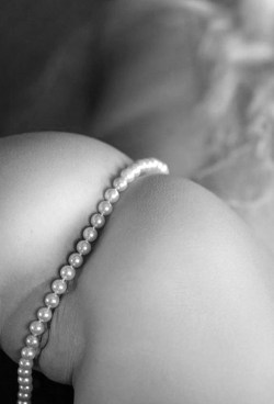enjoyingtheviews:  we-do-love-them-in-pearls: