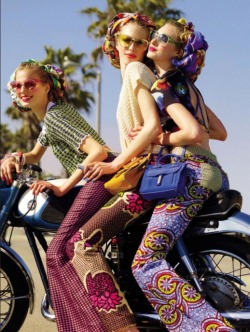 madamedufraise:  Chéri, les copines passent me prendre pour une balade en moto