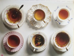 day-and-moonlightdreaming:  Tea cups. 