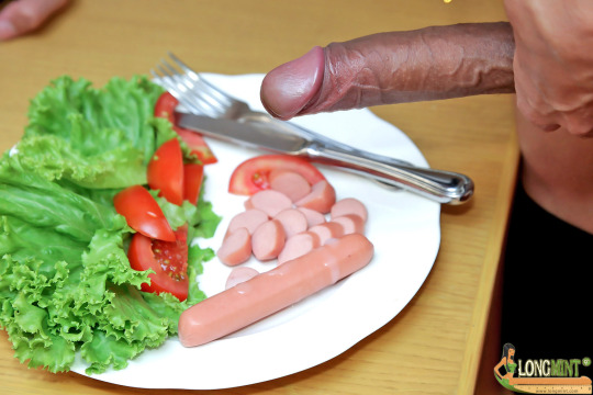exoticladyboys:  lmluv:  Adding some mayo to that hotdog   Mmm Amazing!!! Longmint!  Da scopare subito…