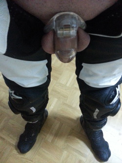 rubberslave80:  Tag 6 im Holytrainer - six days locked in the holytrainer :P 