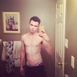 Vinemales:  Breaking News: New Pics Of Chris! We All Remember The Post With The Leaked