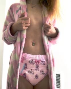 diaper-connoisseur:  alwayspampered:  pookiecheeks:  No Leak November… who’s with me? 😮🙈💕🎀 #abdl #diaperlover #diapergirl #wearingclouds #dcamor  I love your diaper! Who makes it?  It’s the DC Amor diaper from diaperconn.com! 