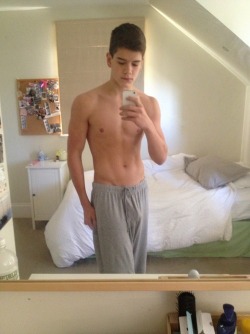 hotbeautifulboys:  Love guys in sweatpants without any underwear