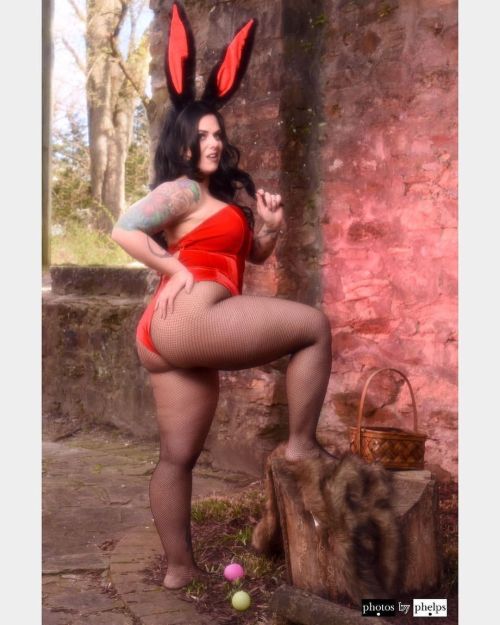 Repost from @ms.sinister.rose using repost_now_app - 𝓔𝓪𝓼𝓽𝓮𝓻 𝓫𝓾𝓷𝓷𝔂 𝓯𝓾𝓷 🐰   #pinup #pinupgirl #easterpinup #pinupswithtattoos #springtime #springphotography #outdoors #sexybunny #cosplay #cosplaygirl #cute #tattooedgirls