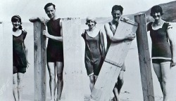 Cinq surfeurs en 1922. Perranporth 1922 with boards made by the local coffin builder.