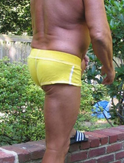 Submission from shirtfree. Yellow booty shorts.