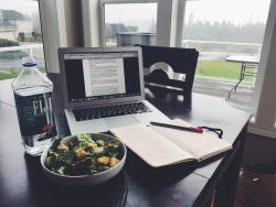 booksandiphones:  11/26 12:10 PM. A little lunch and a little studying. Yes, even over thanksgiving break :(.