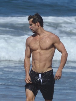 - True Blood hunk Ryan Kwanten at the Malibu beach. Watch his steamy gay sex scene with Alexander Skarsgard here.