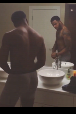 lamarworld:  Rapper Sage The Gemini sagging with his bubble butt.