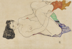 lawrenceleemagnuson:  Egon Schiele (1890-1918)Liegender weiblicher Akt mit angezogenen Beinen (1913)Gouache, watercolor and pencil on wove paper 32 x 48,3 cm 