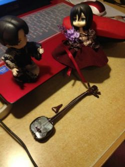 xiumujiadejiangyouping:  Levi:Mikasa,one stupid made this shamisen biger for me 