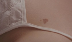 nadi-kon:  “I love her heart-shaped birthmark on her neck.”(500) Days of Summer (2009) dir. Marc Webb