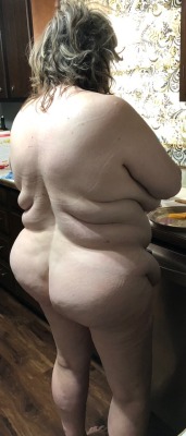 holytrashbananagoop: beezera65t:    Beautiful body would love to see her pussy. 