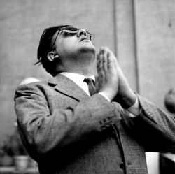 rrrick:  Federico Fellini prays