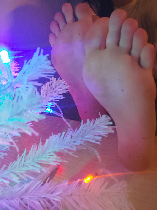 darkqueenfeet:  Dirty or clean, my soles wish you merry Christmas!  ✨  (Dm me for custom photos)