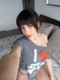 findingboobs:  savingthrowvssexy:  Katie Banks loves Star Wars  Mais em findingboobs.tumblr.com Submit findingboobs@gmail.com 