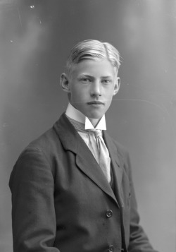 vintage-sweden:  Bertil Löfström, 1916, Sweden.