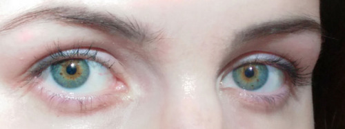 aellagirl:  My ‘casual’ eye makeup routinemostly involving some light pinkish eyeshadow, darkening of lashline, and a little mascara