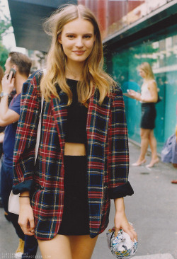 nyc-ontheroad:  vogue-vices:  this photo looks so old. what edit is that?  Fashion/street style blog! 