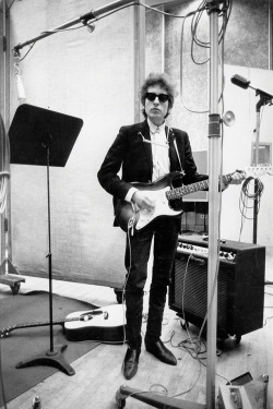 soundsof71: Bob Dylan Goes Electric! Bringing It All Back Home sessions, January 13-15 1965, Columbia Records Studio A, NYC, by Daniel Kramer. (Nice shoes, man.)