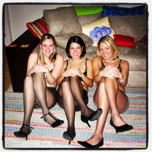 #sexy #voyeur #three #trio #girl #girls #woman #women #talons #heels #legs #legs_real #real_legs #feet #feetfetish #fetichiste #pied #blonde #brune #brunette #hose #tights #stocking #pantyhose #collantnoir #collantchair #collant #lingerie