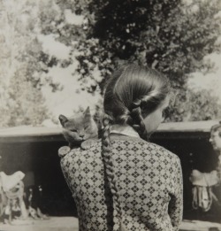 deviatesinc:  Elizabeth Bishop with her cat, Minnow, 1938 photos by Louise Crane 