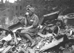 gan-edhen:   A woman drinks tea, 1940, in the aftermath of a German bombing raid during the London Blitz  My grandmother used to refuse to go down to the shelter with her family during air raids and insisted on staying in the house because “Hitler wasn’t