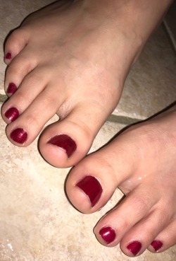 kissabletoes:  My foot slave hubby got to shoot his little load on my perfect feet. Should I make him lick it up or would one of my sexy followers like to clean them? If you do a good job I just might let you shoot your load on them too 💦👣  Xoxo-