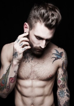 HOT GUYS WITH TATTOOS