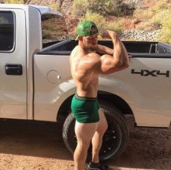 bodybuilers4worship:  Oh my favorite color too ! Green :)