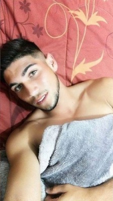 camarinesfutboleros:  Gonzalo Reyes (21 años, jugador de Santiago Morning) Que bello sería despertar con esta belleza al lado, y tocarlo cuantas veces quisiera.